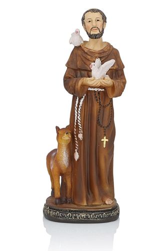 Zbliżenie na twarz figurki św. Franciszka trzymającego białego gołębia w dłoniach