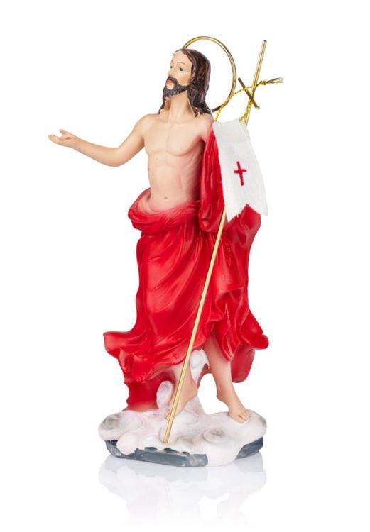 Figurka Jezusa Zmartwychwstałego w czerwonej szacie z chorągwią, wykonana z żywicy, stojąca na podstawie imitującej obłok