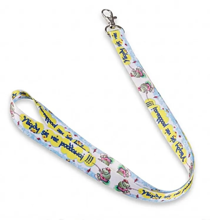 Kolorowa smycz do kluczy z napisem Nigdy się nie poddawaj i zabawną grafiką – zbliżenie na metalowy karabińczyk.