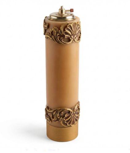 Parafinowa świeca ołtarzowa Claritas 30x8 cm ze zdobieniami i opcjonalnym wkładem olejowym na ołtarz.