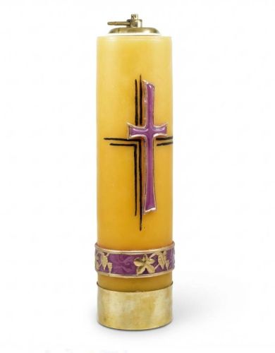 Fioletowa świeca ołtarzowa na wkład olejowy – zdobiona krzyżem i złotym okuciem.