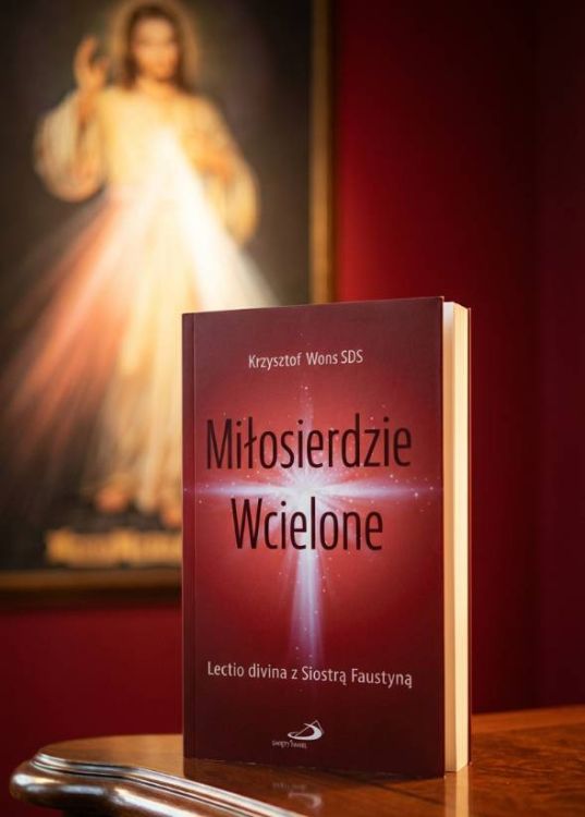 Miłosierdzie Wcielone ks. Krzysztofa Wonsa SDS — lectio divina z Siostrą Faustyną, książka stojąca przed obrazem Jezusa Miłosiernego