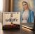Medjugorje film na pendrivie – opakowanie USB z okładką  dokumentu obok laptopa, w tle obraz Matki Bożej