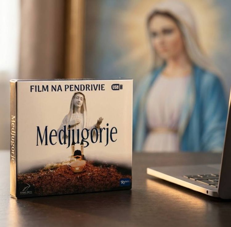 Medjugorje film na pendrivie – opakowanie USB z okładką  dokumentu obok laptopa, w tle obraz Matki Bożej