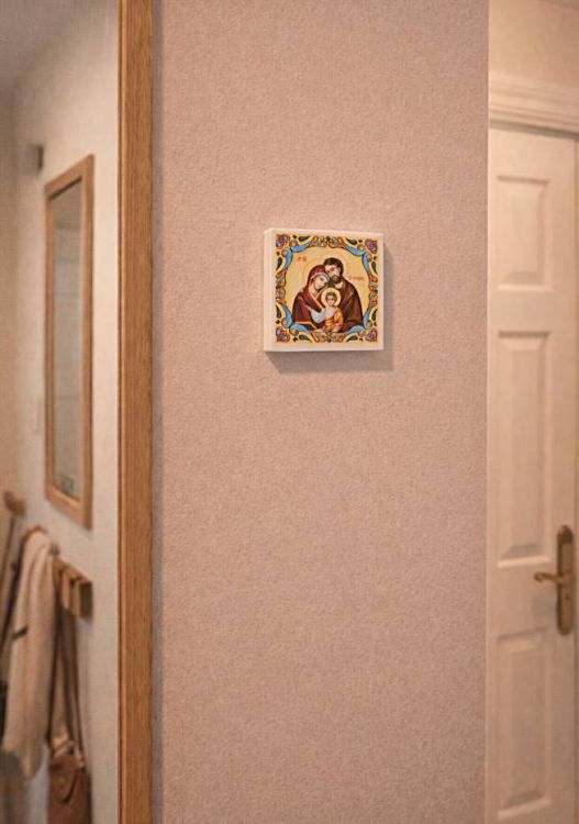 Obrazek Święta Rodzina ceramika reliefowa 12x12 cm fars.it zawieszony na ścianie korytarza