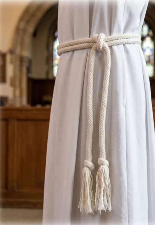 cingulum bawełniane białe zawiązane na albie liturgicznej frędzle węzeł pasek do alby e-religijne.pl