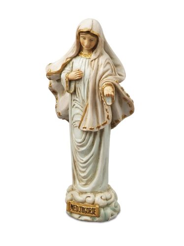 Figurka Matki Bożej w białej szacie i błękitnym płaszczu ze złoceniami, ręce rozłożone w geście błogosławieństwa, stojąca na obłoku z napisem Medjugorje