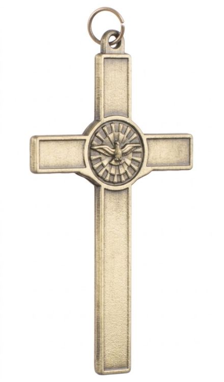 Krzyżyk metalowy z gołębicą symbolizującą Ducha Świętego w glorii promienistej, patyna w kolorze antycznego złota, uszko na górze do przewleczenia rzemyka