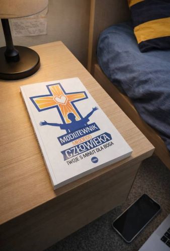 Modlitewnik młodego człowieka eSPe na szafce nocnej obok łóżka — codzienna modlitwa nastolatka