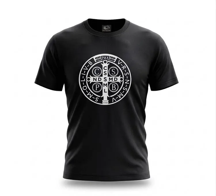 Czarna koszulka bawełniana z białym medalem Krzyż św. Benedykta sakramentalia ochrona duchowa