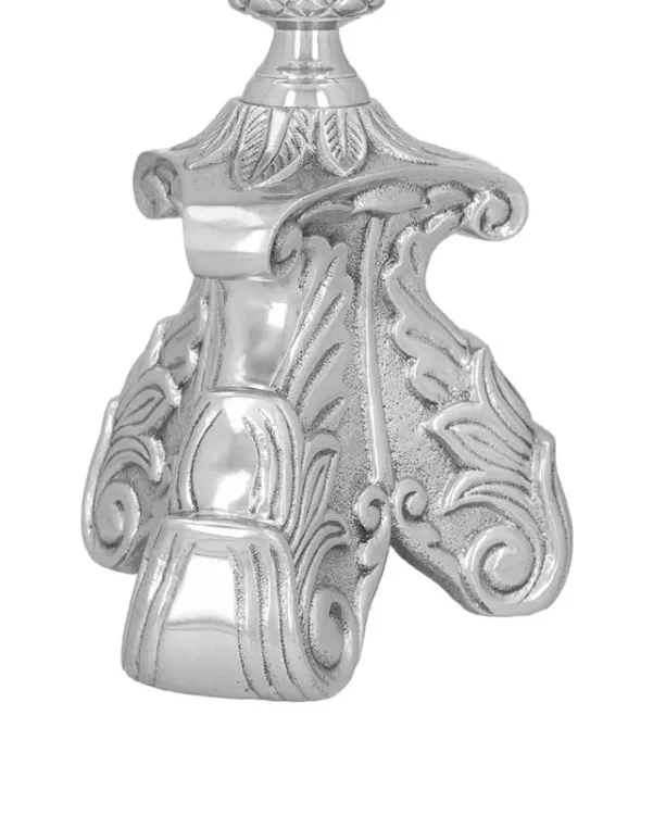 Trójnożna podstawa lichtarza aluminiowego — detal barokowej ornamentyki z motywem liści akantu