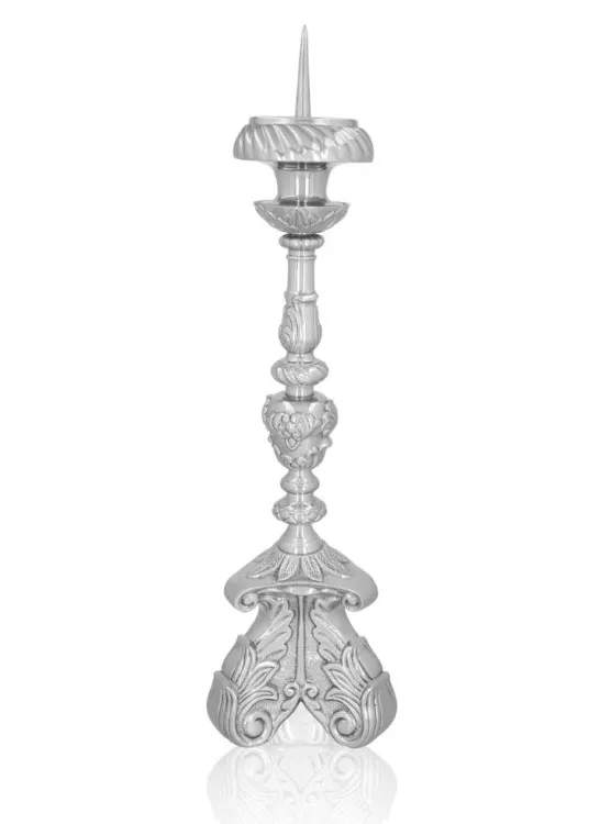 Lichtarz aluminiowy srebrny 62 cm — kompletny widok świecznika ołtarzowego z barokową ornamentyką
