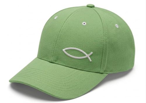 Czapka z daszkiem w kolorze zielonym z haftowanym białym symbolem ryby ichtys — e-religijne.pl