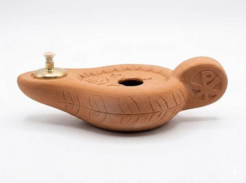 Lucerna — gliniany kaganek olejowy z mosiężnym palnikiem i monogramem Chi-Rho na uchwycie