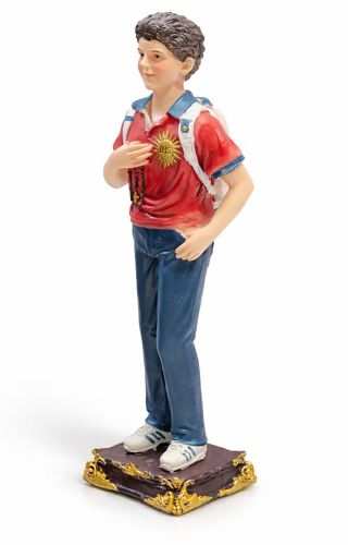 Figurka św. Carlo Acutisa 20 cm, żywica ręcznie malowana, różaniec, monogram IHS w glorii, plecak szkolny, białe sneakersy