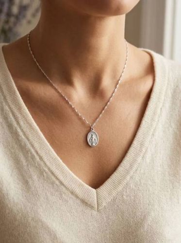 Łańcuszek srebrny singapur 0,35 mm z medalikiem Cudownym na dekolcie, długość 45–50 cm, kremowy sweter V-neck