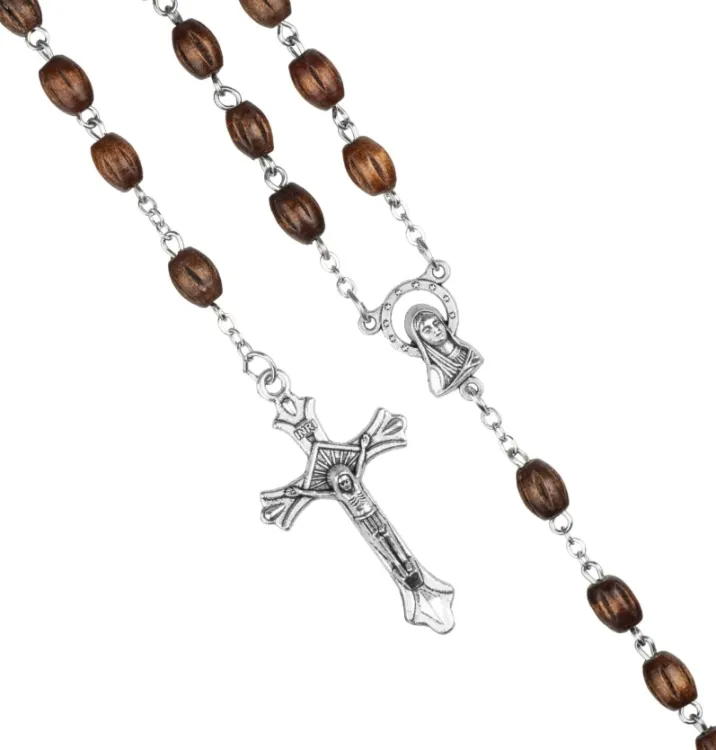 Różaniec drewniany R1231 — ciemnobrązowe paciorki 6 mm nanizane na metalowe ogniwa i krzyżyk z Chrystusem