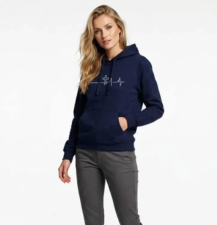 Kobieta w granatowej bluzie z kapturem z nadrukiem krzyż w linii życia EKG, krój damski raglan