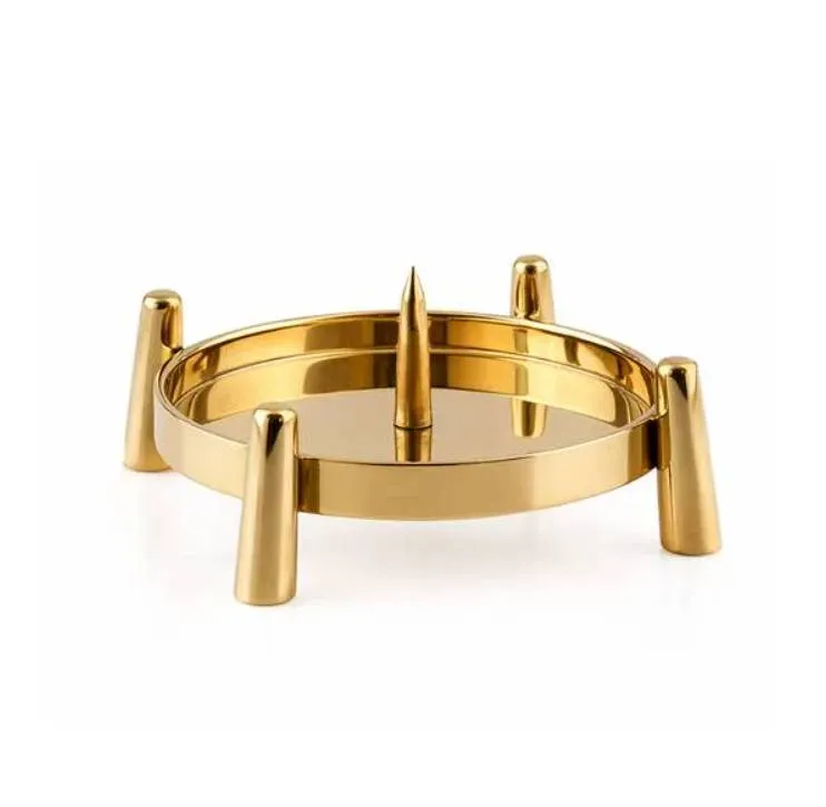 Świecznik ołtarzowy niski mosiężny Sandner o średnicy 10 cm, waga 435 g, ze szpicem 3,5 cm — widok z góry.