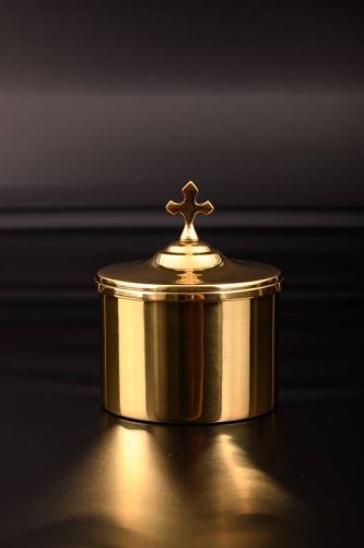 Hostiarka mosiężna złocona 250 g, pojemność 50 hostii celebransa — fotografia aranżacyjna