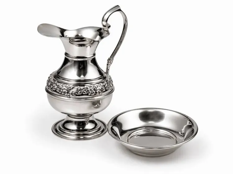Zestaw lavabo pontyfikalny niklowany — dzbanek 19 cm o kulistym brzuścu i misa 16 cm, kolor srebrzysty