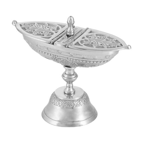 Widok z przodu na niklowaną łódkę liturgiczną z łyżeczką w zestawie, zaprezentowaną na gładkim, białym tle.