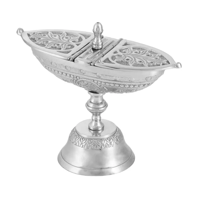 Widok z przodu na niklowaną łódkę liturgiczną z łyżeczką w zestawie, zaprezentowaną na gładkim, białym tle.