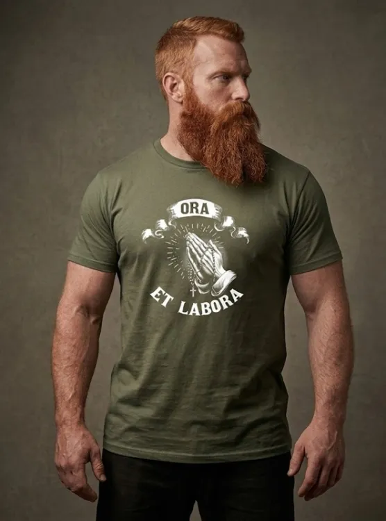 Rudowłosy mężczyzna w oliwkowej koszulce chrześcijańskiej Ora et Labora z białą grafiką dłoni modlitewnych i różańcem — bawełna 180 g/m², e-religijne.pl
