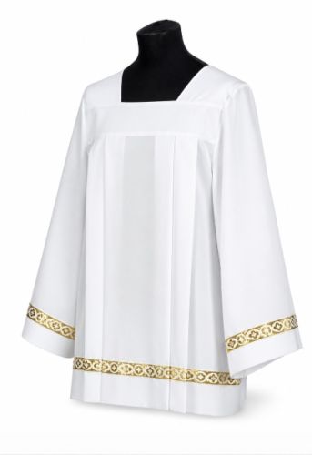 Komża kapłańska rzymska ze złotą taśmą na dole i rękawach, lekka tkanina liturgiczna.