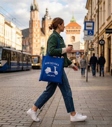 Kobieta z niebieską torbą Bóg wzywa więc pędzę w Krakowie — biały nadruk skutera i ichtysa, bawełniany tote bag z cytatem Flp 3, 14, e-religijne.pl