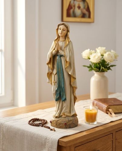 Figura Matki Bożej z Lourdes 30 cm na domowym ołtarzyku - kapliczce — różaniec, świeca wotywna i białe róże