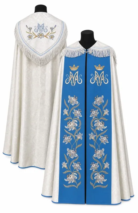 Kapa maryjna biało-niebieska ASGA z haftowanym monogramem MA i liliami — widok z przodu