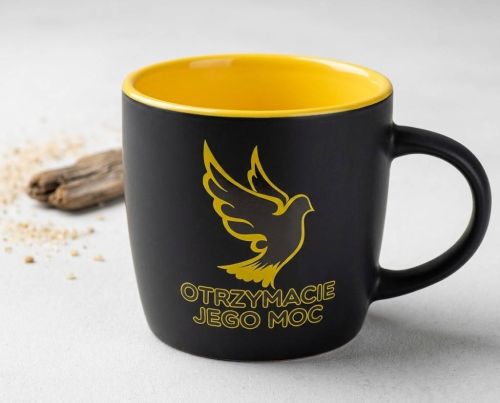 Czarny ceramiczny kubek beczka 360 ml z żółtym wnętrzem i złotym nadrukiem gołębia Ducha Świętego — Otrzymacie Jego moc Dz 1,8 — e-religijne.pl