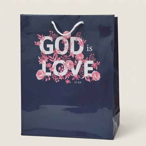 Chrześcijańska papierowa torba na prezent z granatowym tłem i napisem God is Love (Bóg jest miłością) — e-religijne.pl