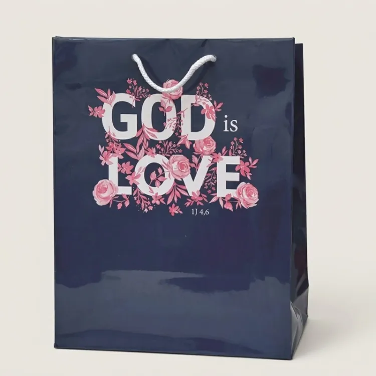 Chrześcijańska papierowa torba na prezent z granatowym tłem i napisem God is Love (Bóg jest miłością) — e-religijne.pl