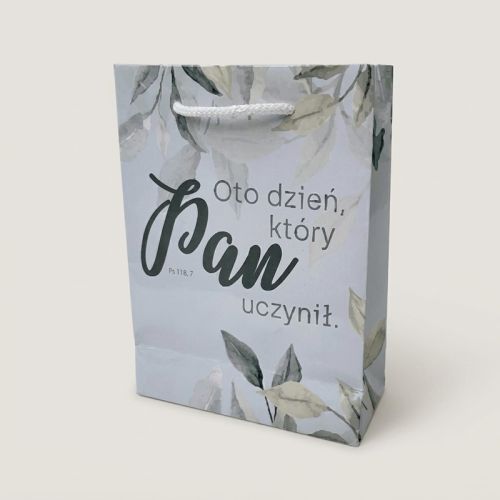 Papierowa torba na prezent w pastelowy wzór liści z napisem Oto dzień który Pan uczynił Ps 118,24 — e-religijne.pl