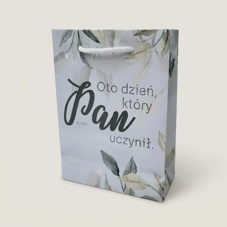 Papierowa torba na prezent w pastelowy wzór liści z napisem Oto dzień który Pan uczynił Ps 118,24 — e-religijne.pl