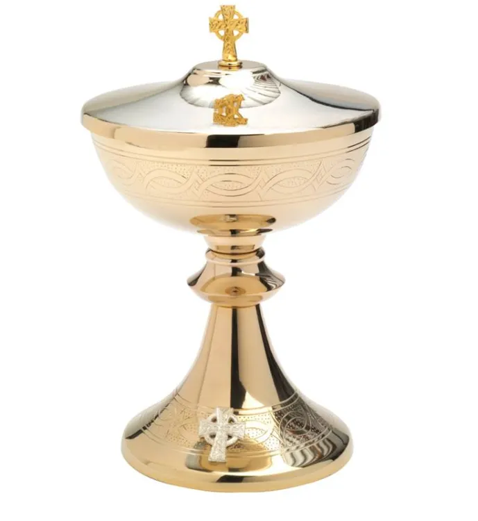 Puszka liturgiczna mosiężna złocona Sandner, wysokość 23 cm, pojemność 235 komunikantów, krzyż na pokrywie