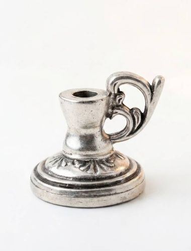 Mały metalowy świecznik z uchwytem na cienkie świece cerkiewne, podstawa 3,2 cm, wykończenie stare srebro