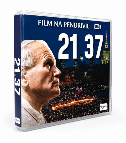 21.37 film na pendrive o dniach po śmierci Jana Pawła II, okładka: papież i nocny tłum ze zniczami