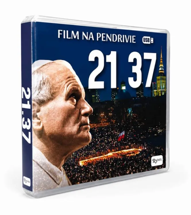 21.37 film na pendrive o dniach po śmierci Jana Pawła II, okładka: papież i nocny tłum ze zniczami
