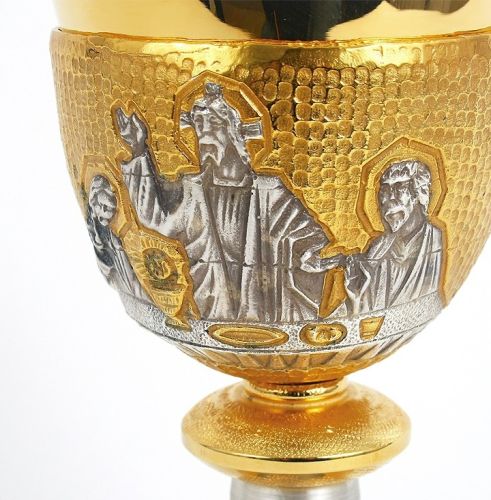 Relief Ostatniej Wieczerzy na czaszy kielicha liturgicznego Art. 107 – detal srebrzony na złotym tle