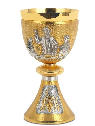 Kielich mszalny złocony dwukolorowy Art. 107 z reliefem Ostatniej Wieczerzy, widok z przodu
