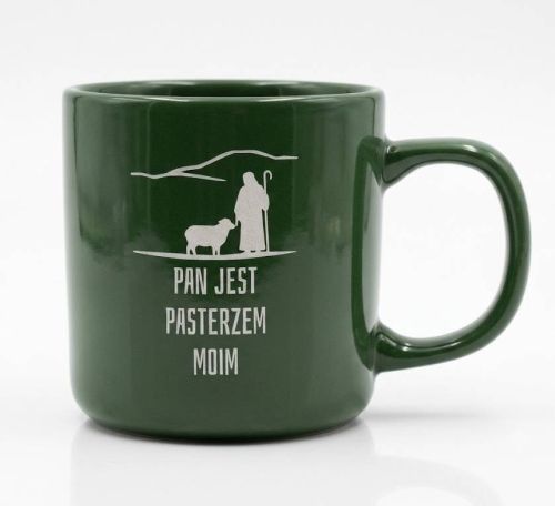 Zielony ceramiczny kubek z grawerowanym napisem „Pan jest pasterzem moim" i grafiką pasterza z owcą