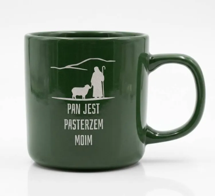 Zielony ceramiczny kubek z grawerowanym napisem „Pan jest pasterzem moim" i grafiką pasterza z owcą