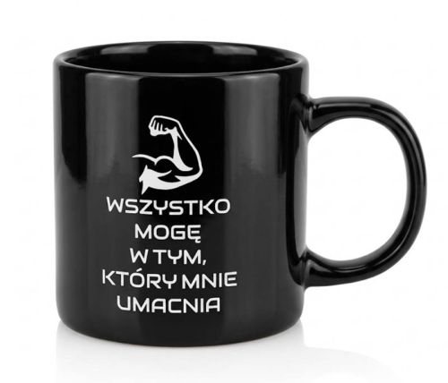 Czarny ceramiczny kubek z grawerowanym napisem „Wszystko mogę w Tym, który mnie umacnia" i grafiką napiętego ramienia