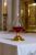 Lampka oliwna z czerwonym olejem liturgicznym – zapalona na ołtarzu przy tabernakulum