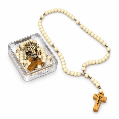 Biały różaniec komunijny drewniany na sznurku z krzyżykiem i pudełeczkiem z motywem eucharystycznym IHS.