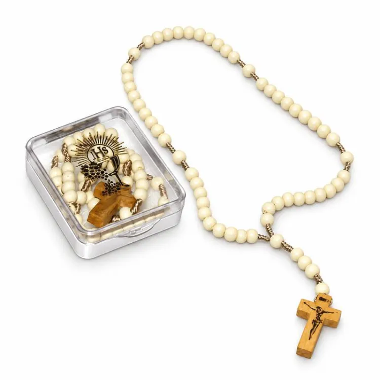 Biały różaniec komunijny drewniany na sznurku z krzyżykiem i pudełeczkiem z motywem eucharystycznym IHS.