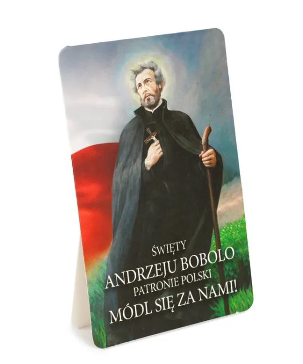 Obrazek św. Andrzeja Boboli z podpórką – patron Polski z krzyżem i laską na tle biało-czerwonej flagi.
